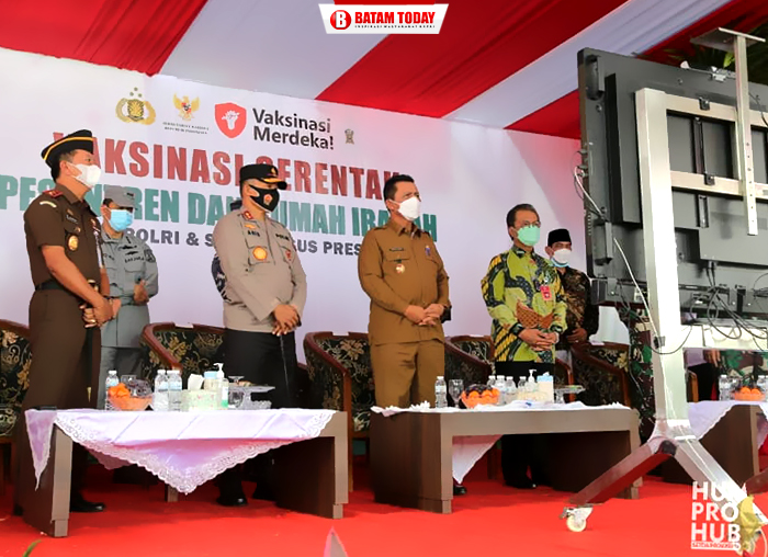 Gubernur Ansar saat acara vaksinasi serentak di Ponpes Ya Husnaya Hidayatul Mubtadi’in